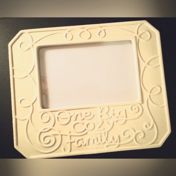 💘 Hallmark Embossed Ceramic Tabletop Photo Frame 'One Big Cozy Family' - Picture 1 of 6